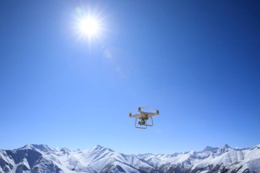 Uçan İHA Tibet, Çin 'deki kar dağlarının fotoğrafını çekiyor.