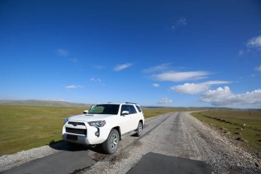 Yüksek rakımlı otlaklarda patika üzerinde off-road araba sürmek