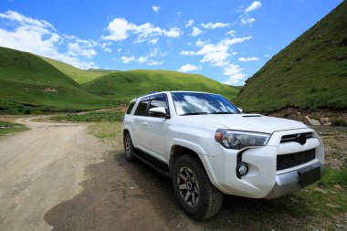 Yüksek rakımlı dağlarda patika üzerinde off-road araba sürmek