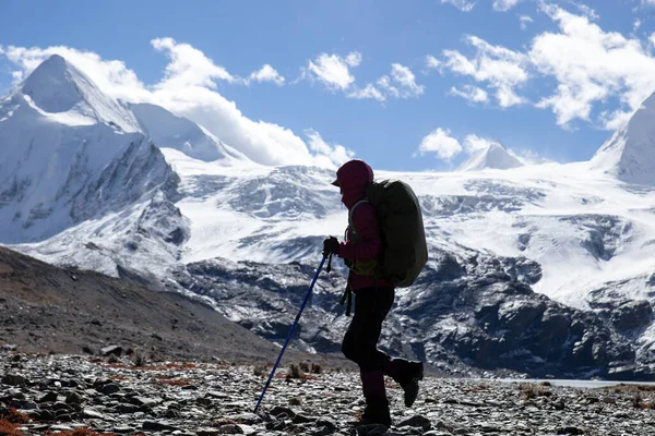 Mochilero Mujer Senderismo Invierno Montañas Gran Altitud — Foto de Stock