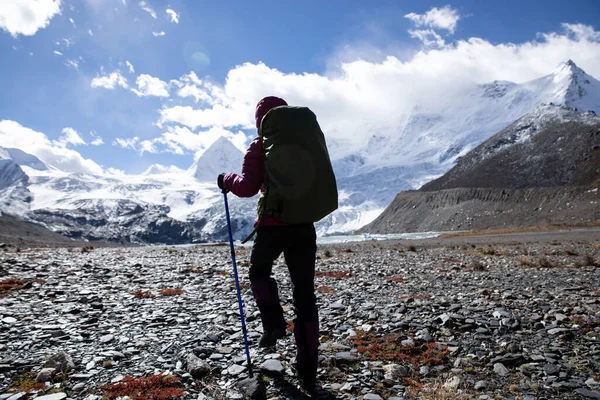 Путешествующая Женщина Зимой Горах Большой Высоте — стоковое фото