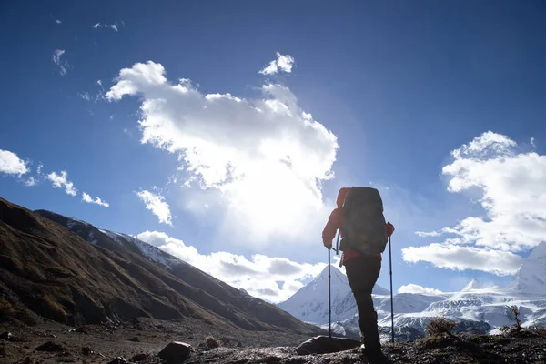 Vrouw Backpacker Wandelen Winter Hoge Bergen — Stockfoto