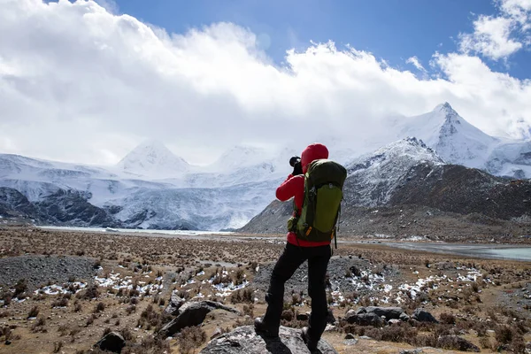 Женщина Фотограф Фотографирует Зимой Горах Большой Высоте — стоковое фото