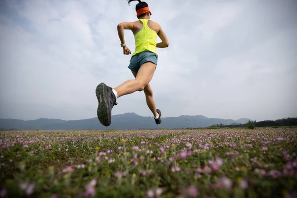 Female Runner Running Spring Wild Field — Stock Photo, Image