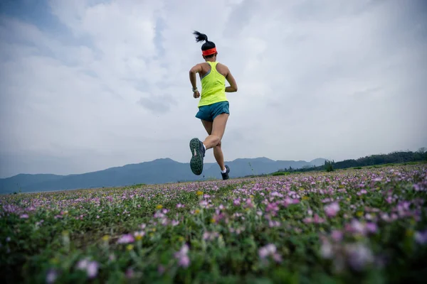 春天野地里的女赛跑选手 — 图库照片