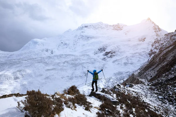 Femme Randonneur Profiter Vue Sur Sommet Montagne Hiver — Photo