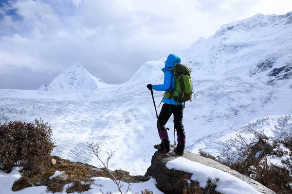 Mulher Bem Sucedida Mochileiro Caminhadas Montanhas Inverno — Fotografia de Stock