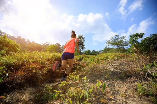 Woman Trail Runner Running Uphill Tropical Forest — Stock Photo, Image