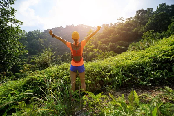 Liberté Femme Acclamant Dans Forêt Tropicale — Photo