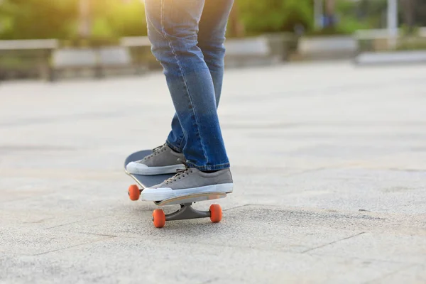 Skateboarder Benen Skateboarden Buitenlucht — Stockfoto