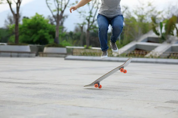 Femme Asiatique Skateboarder Skateboard Dans Ville Moderne — Photo