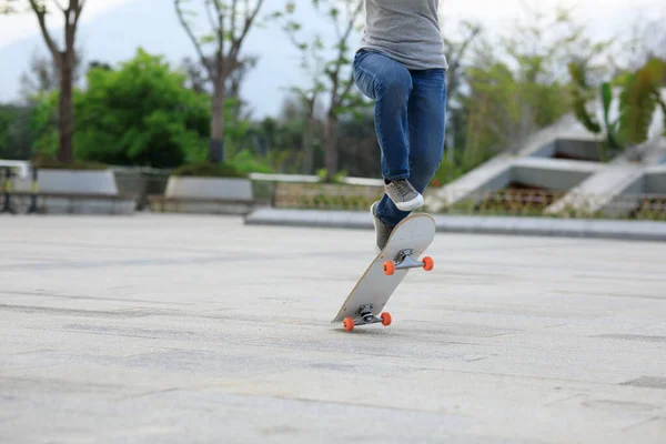 Asijské Ženy Skateboarder Skateboarding Moderním Městě — Stock fotografie