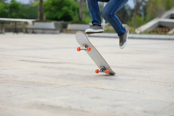 Mujer Asiática Skateboarder Skate Ciudad Moderna — Foto de Stock