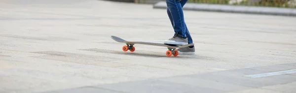 Skateboarder Benen Skateboarden Buitenlucht — Stockfoto