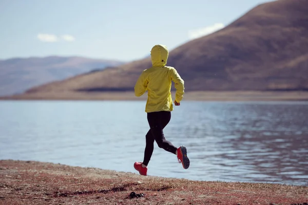 Vrouw Trail Runner Cross Country Hardlopen Winter Meer — Stockfoto