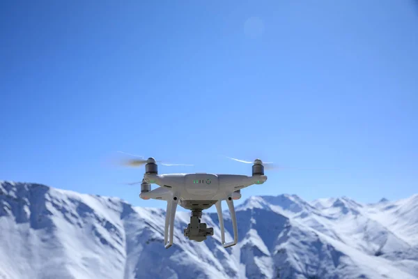拍摄中国西藏雪山的无人驾驶飞机 — 图库照片