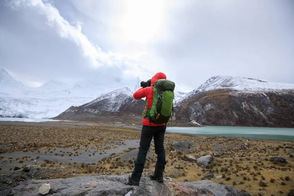 Mujer Fotógrafa Tomando Fotos Invierno Montañas Gran Altitud — Foto de Stock