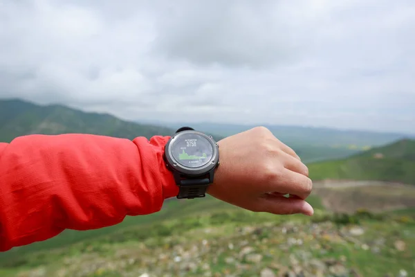 Caminante Cima Montaña Gran Altitud Comprobando Altitud Reloj Deportivo —  Fotos de Stock