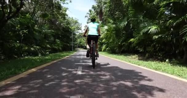 Kobieta Rowerzysta Jazda Rowerze Górskim Świeżym Powietrzu Lesie — Wideo stockowe