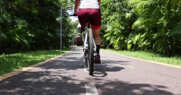 야외에서 산악자전거를 달리는 자전거타기 — 비디오