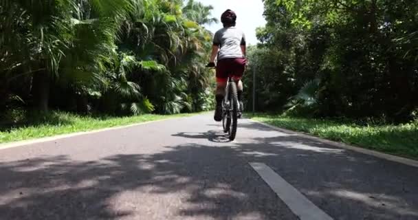 Radfahrerin Mit Mountainbike Wald Unterwegs — Stockvideo