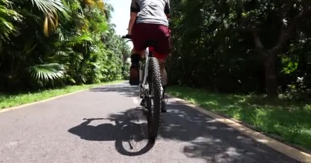 Radfahrerin Mit Mountainbike Wald Unterwegs — Stockvideo