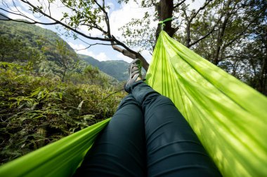 Yaz tropikal ormanlarında hamakta.