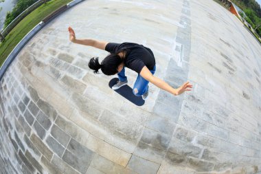 Kaykaycı kaykaycı sabahları dışarıda kaykay yapıyor.