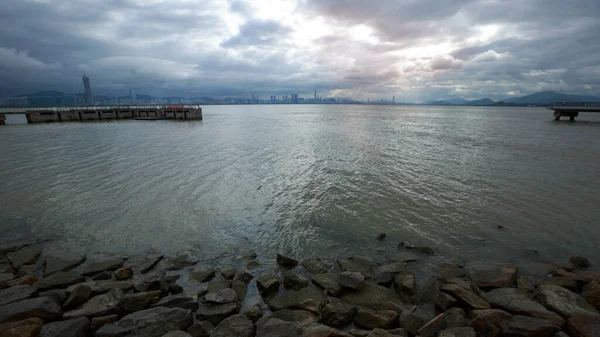 Landschap Van Stad Aan Zee Onder Onheilspellende Wolken — Stockfoto