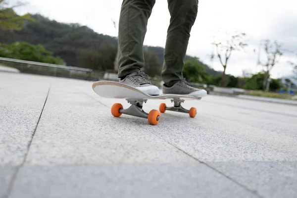 Skateboarder Jambes Skateboard Extérieur — Photo