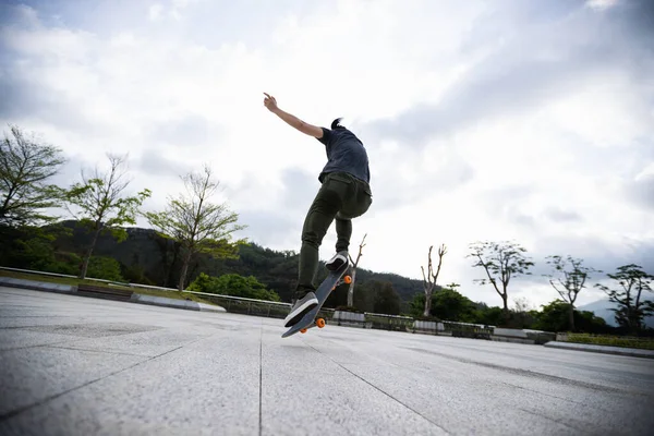 Skateboarder Skateboarding Por Mañana — Foto de Stock