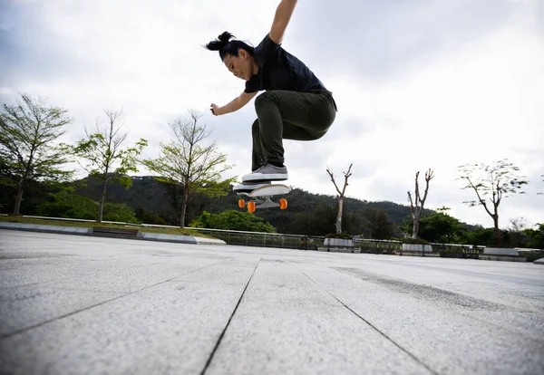 Skateboarder Skate Livre Pela Manhã — Fotografia de Stock