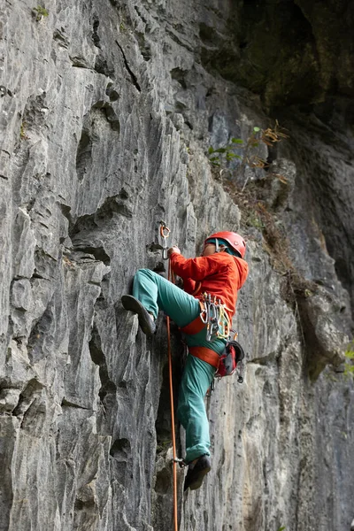 Γυναίκα Ορειβάτης Αναρρίχηση Στο Βράχο — Φωτογραφία Αρχείου