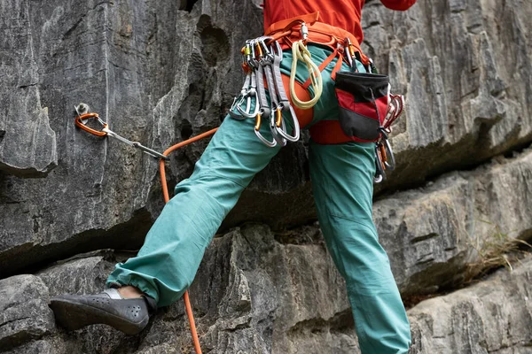 Kvinnlig Bergsklättrare Klättrar Klippan — Stockfoto