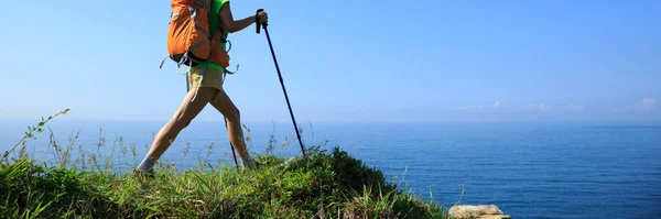 Junge Frau Wandert Auf Berggipfel Meer — Stockfoto