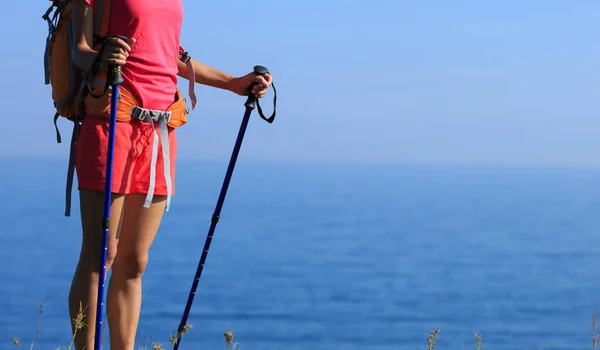 Wanita Muda Hiking Tepi Pantai Puncak Gunung — Stok Foto