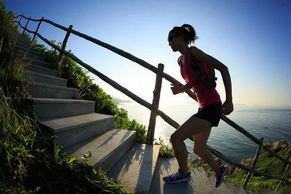 Mujer Joven Ultramarathon Trail Runner Woman Running Stairs Sunrise Seaside —  Fotos de Stock