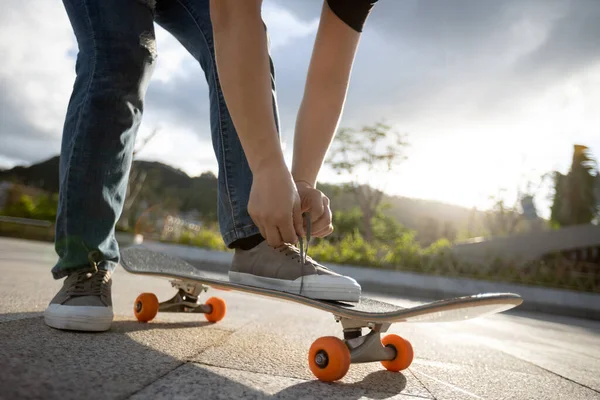 Skateboarder Atando Cordones Aire Libre —  Fotos de Stock