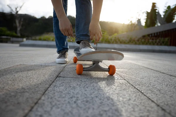 Skateboarder Amarrando Atacadores Livre — Fotografia de Stock