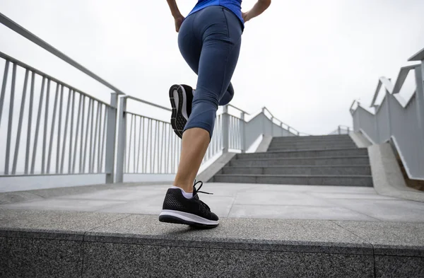 Mulher Correndo Uma Escada Cidade — Fotografia de Stock