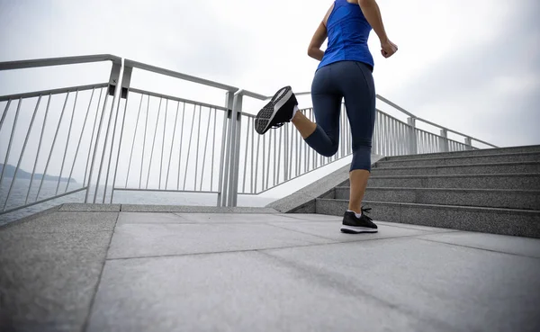 Gesunder Lebensstil Fitness Sportlerin Läuft Auf Strandpfad — Stockfoto