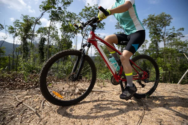 Woman Cyclist Cycling Mountain Top Forest Trail — Stock Photo, Image