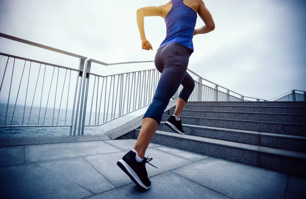 Hälsosam Livsstil Fitness Kvinna Löpare Kör Havet Spår — Stockfoto