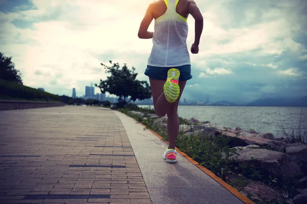 Spor Salonundaki Kadın Güneşli Sahil Yolunda Maratona Hazırlanıyor — Stok fotoğraf