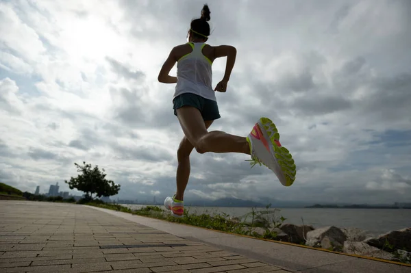 Fitness Vrouw Loopt Training Voor Marathon Zonnige Kustpad — Stockfoto