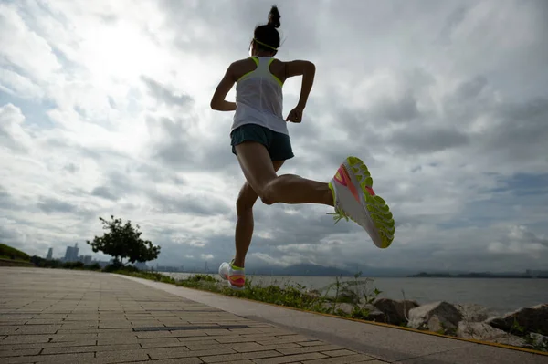 Fitness Kvinna Kör Träning För Maraton Solig Kust Spår — Stockfoto