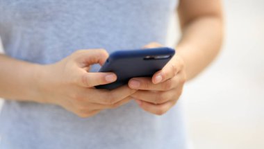 İnsanlar açık havada akıllı telefon kullanıyor.