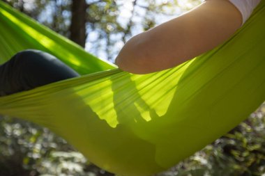 Tropikal ormanda hamakta dinleniyor