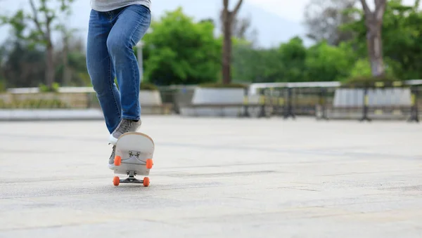 Skateboarder Pernas Skate Livre — Fotografia de Stock