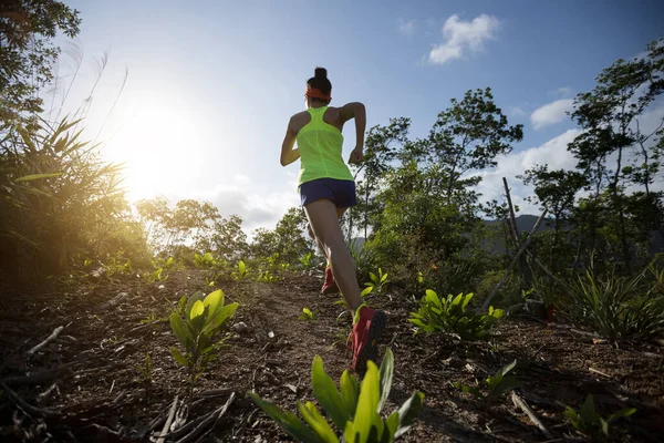 Mujer Trail Runner Running Sunrise Tropical Forest Mountain Top — Foto de Stock